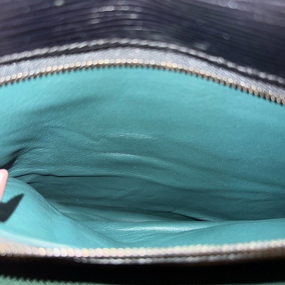 Louis Vuitton Pochette Trapeze twist clutch in black Epi leather - Picture 8 of 9